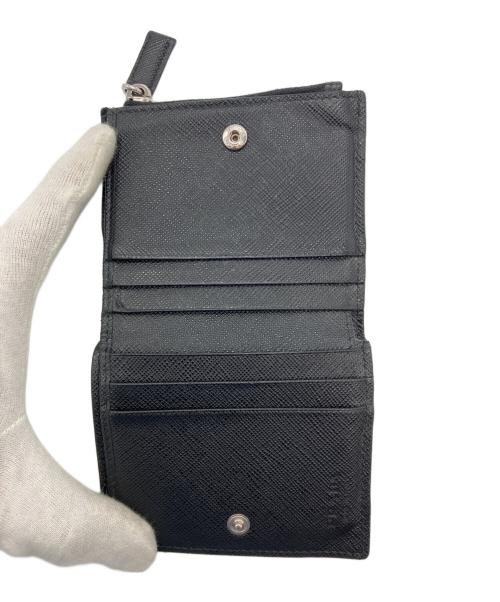 PRADA（プラダ）PRADA (プラダ) サフィアーノトライアングル財布 ブラックの古着・服飾アイテム