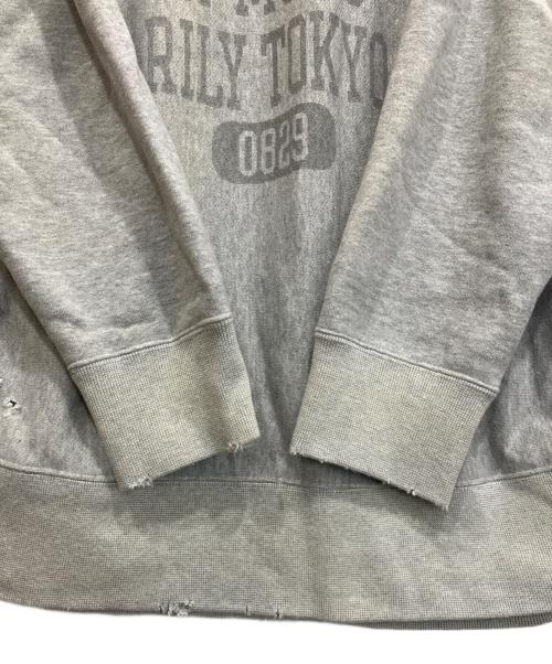RILY（リリー）RILY (リリー) College Logo Crew Neck Sweat ダメージ加工スウェット グレー サイズ:Lの古着・服飾アイテム