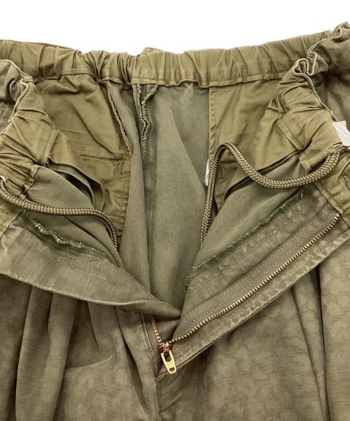 mu（ムー）mù (ムー) PLEATED CARGO TROUSERS LEOPARD CAMO/カーゴパンツ カーキ サイズ:Lの古着・服飾アイテム