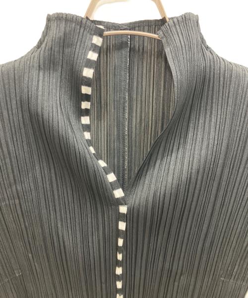 PLEATS PLEASE（プリーツプリーズ）PLEATS PLEASE (プリーツプリーズ) Vネック プリーツブラウス ブラック×ホワイト サイズ:3の古着・服飾アイテム