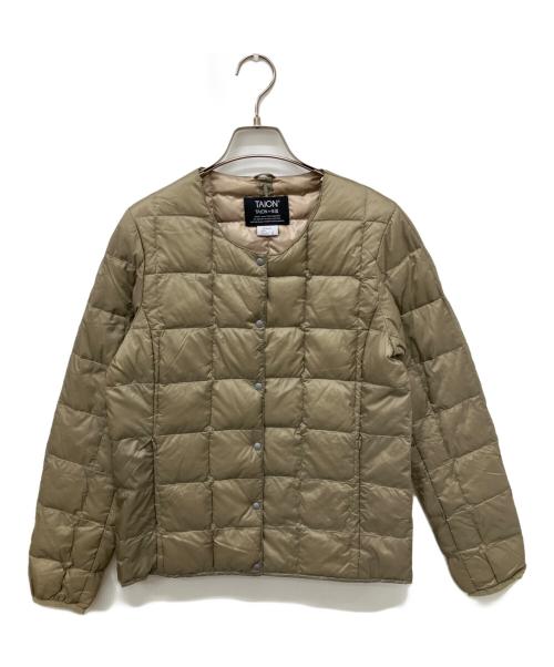 TAION（タイオン）TAION (タイオン) ノーカラーダウンジャケット ベージュ サイズ:Lの古着・服飾アイテム