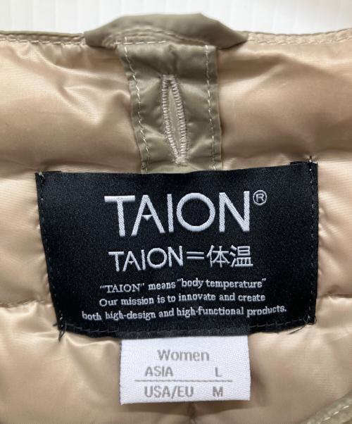 TAION（タイオン）TAION (タイオン) ノーカラーダウンジャケット ベージュ サイズ:Lの古着・服飾アイテム