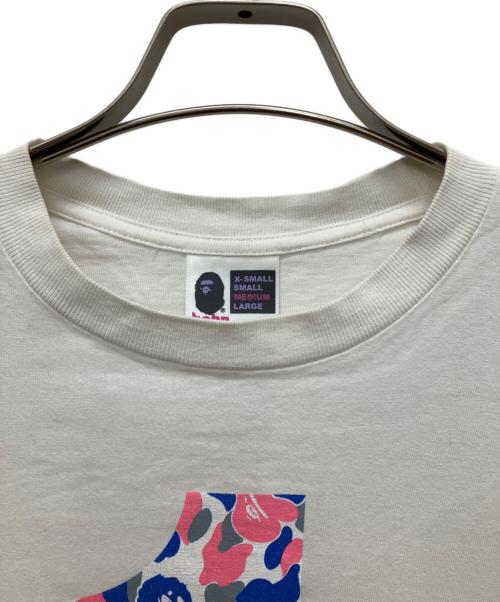 A BATHING APE（アベイシングエイプ）A BATHING APE (アベイシングエイプ) カモ柄ナンバリングTシャツ ホワイト サイズ:Mの古着・服飾アイテム