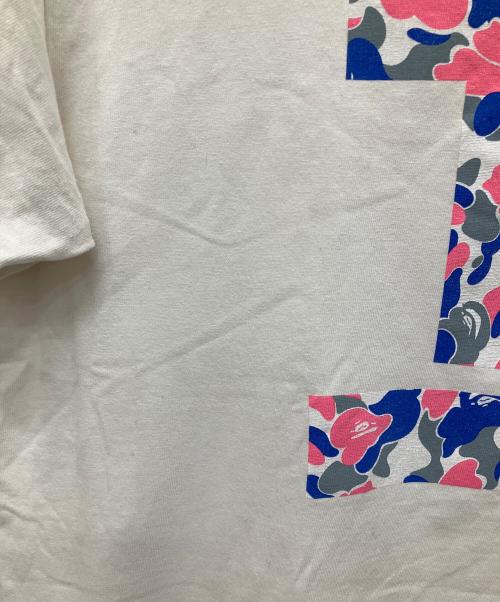A BATHING APE（アベイシングエイプ）A BATHING APE (アベイシングエイプ) カモ柄ナンバリングTシャツ ホワイト サイズ:Mの古着・服飾アイテム