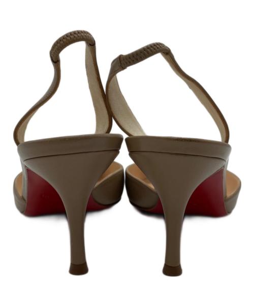 Christian Louboutin（クリスチャン・ルブタン）Christian Louboutin (クリスチャン・ルブタン) メタルポインテッドトゥパンプス ベージュ サイズ:39の古着・服飾アイテム