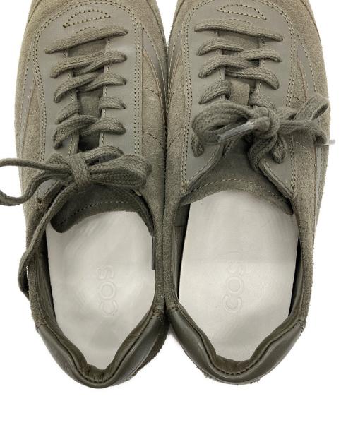 COS（コス）COS (コス) ミニマルスエードスニーカー オリーブ サイズ:37の古着・服飾アイテム