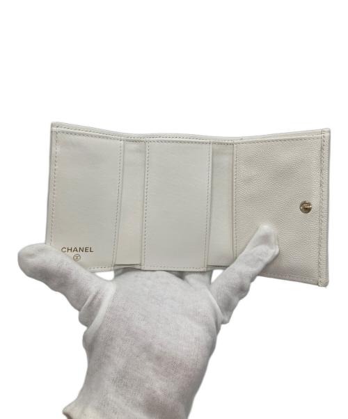 CHANEL（シャネル）CHANEL (シャネル) キャビアスキンレザー3つ折り財布 ホワイトの古着・服飾アイテム