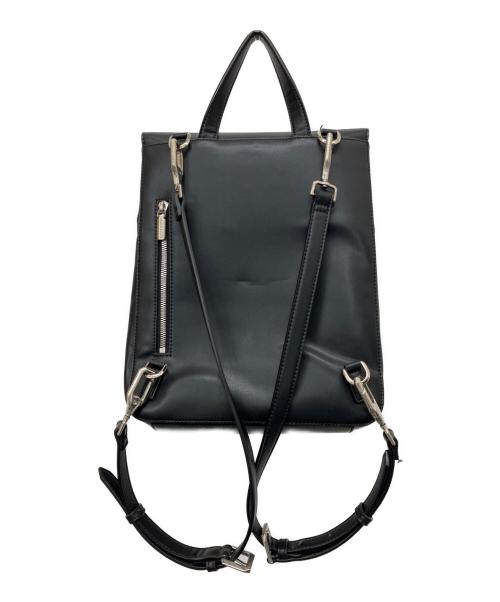 CHARLES & KEITH（チャールズアンドキース）CHARLES & KEITH (チャールズアンドキース) フロントスラップストラクチャーバックパック ブラックの古着・服飾アイテム