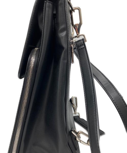 CHARLES & KEITH（チャールズアンドキース）CHARLES & KEITH (チャールズアンドキース) フロントスラップストラクチャーバックパック ブラックの古着・服飾アイテム