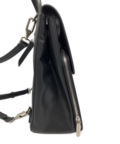CHARLES & KEITH（チャールズアンドキース）CHARLES & KEITH (チャールズアンドキース) フロントスラップストラクチャーバックパック ブラックの古着・服飾アイテム