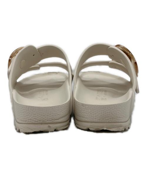 BIRKENSTOCK（ビルケンシュトック）BIRKENSTOCK (ビルケンシュトック) アリゾナビッグバックルサンダル ホワイト サイズ:25.0cmの古着・服飾アイテム