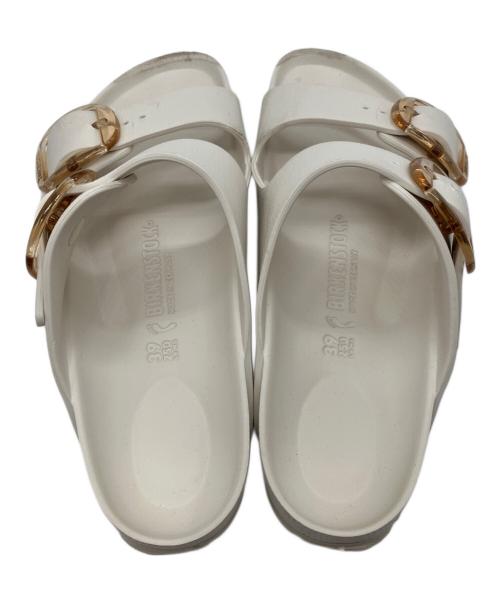 BIRKENSTOCK（ビルケンシュトック）BIRKENSTOCK (ビルケンシュトック) アリゾナビッグバックルサンダル ホワイト サイズ:25.0cmの古着・服飾アイテム