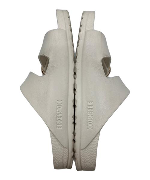 BIRKENSTOCK（ビルケンシュトック）BIRKENSTOCK (ビルケンシュトック) アリゾナビッグバックルサンダル ホワイト サイズ:25.0cmの古着・服飾アイテム