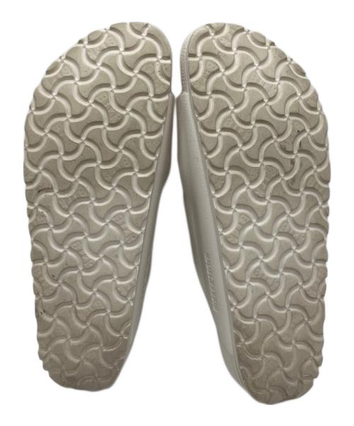 BIRKENSTOCK（ビルケンシュトック）BIRKENSTOCK (ビルケンシュトック) アリゾナビッグバックルサンダル ホワイト サイズ:25.0cmの古着・服飾アイテム