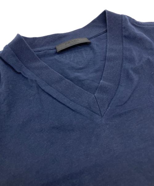 PRADA（プラダ）PRADA (プラダ) バックトライアングルロゴVネックTシャツ ネイビー サイズ:Lの古着・服飾アイテム