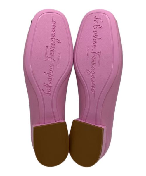 Salvatore Ferragamo（サルヴァトーレ フェラガモ）Salvatore Ferragamo (サルヴァトーレ フェラガモ) MYRNAフラットパンプス ピンク サイズ:6の古着・服飾アイテム