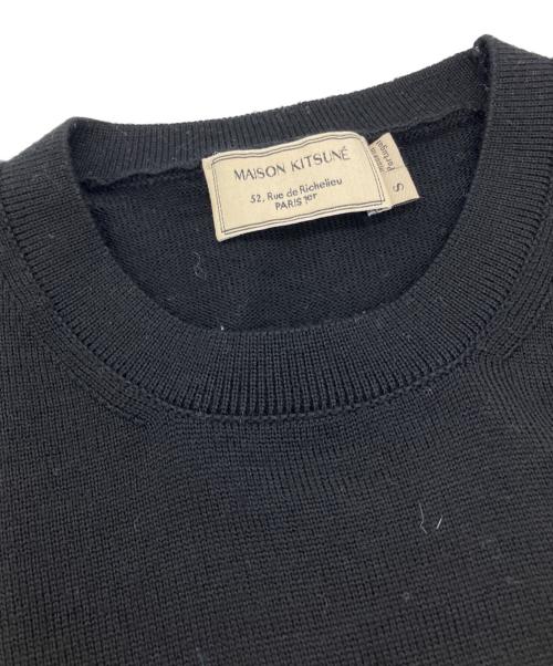maison kitsune（メゾンキツネ）MAISON KITSUNE (メゾンキツネ) ワンポイント半袖ニット ブラック サイズ:Sの古着・服飾アイテム
