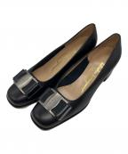 Salvatore Ferragamoサルヴァトーレ フェラガモ）の古着「メタルプレートヴァラリボンパンプス」｜ブラック