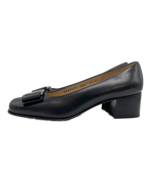Salvatore Ferragamo（サルヴァトーレ フェラガモ）Salvatore Ferragamo (サルヴァトーレ フェラガモ) メタルプレートヴァラリボンパンプス ブラック サイズ:5 1/2の古着・服飾アイテム