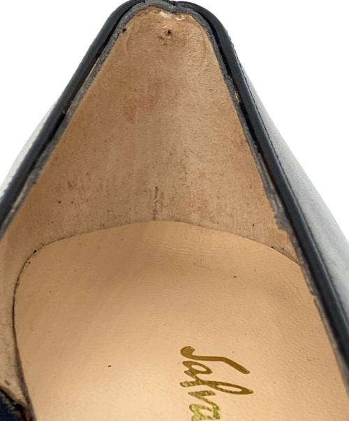 Salvatore Ferragamo（サルヴァトーレ フェラガモ）Salvatore Ferragamo (サルヴァトーレ フェラガモ) メタルプレートヴァラリボンパンプス ブラック サイズ:5 1/2の古着・服飾アイテム
