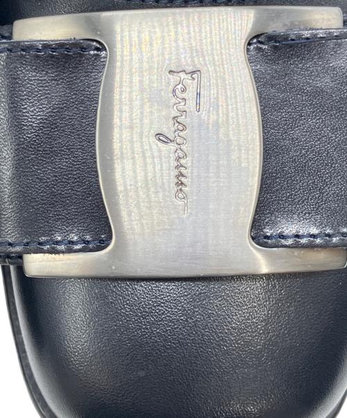 Salvatore Ferragamo（サルヴァトーレ フェラガモ）Salvatore Ferragamo (サルヴァトーレ フェラガモ) メタルプレートヴァラリボンパンプス ブラック サイズ:5 1/2の古着・服飾アイテム