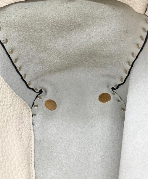 VALENTINO（ヴァレンティノ）VALENTINO (ヴァレンティノ) ロックスタッズ2WAYバッグ アイボリーの古着・服飾アイテム