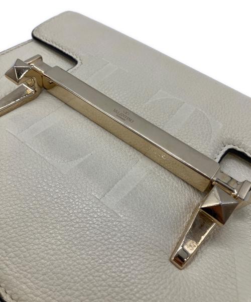 VALENTINO GARAVANI（ヴァレンティノ・ガラヴァーニ）VALENTINO GARAVANI (ヴァレンティノ・ガラヴァーニ) Uptown Shoulder Bag Small ベージュの古着・服飾アイテム