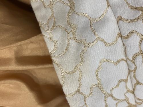 VIVIENNE TAM（ヴィヴィアンタム）VIVIENNE TAM (ヴィヴィアンタム) シルク混薔薇ジャガードワンピース ホワイトの古着・服飾アイテム