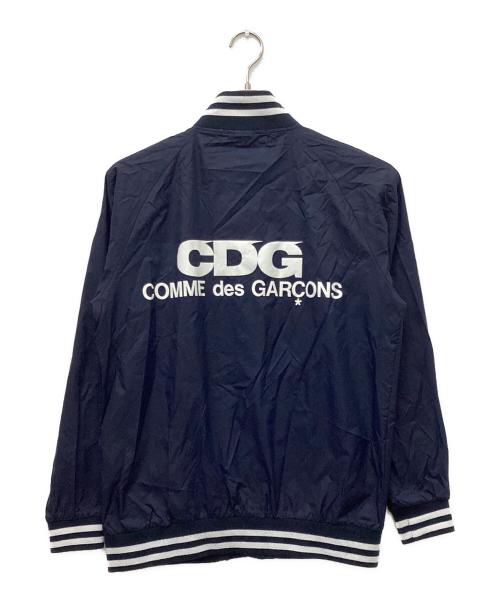GOOD DESIGN SHOP COMME des GARCONS（グッドデザインショップ コムデギャルソン）GOOD DESIGN SHOP COMME des GARCONS (グッドデザインショップ コムデギャルソン) バックロゴスタジアムジャケット ネイビー サイズ:Lの古着・服飾アイテム