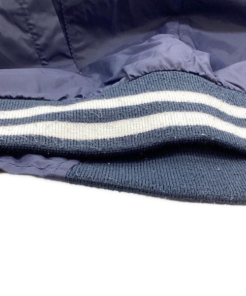 GOOD DESIGN SHOP COMME des GARCONS（グッドデザインショップ コムデギャルソン）GOOD DESIGN SHOP COMME des GARCONS (グッドデザインショップ コムデギャルソン) バックロゴスタジアムジャケット ネイビー サイズ:Lの古着・服飾アイテム