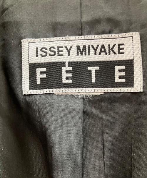 ISSEY MIYAKE FETE（イッセイミヤケフェット）ISSEY MIYAKE FETE (イッセイミヤケフェット) プリーツ皺加工ベルテッドトレンチコート オリーブ サイズ:不明の古着・服飾アイテム