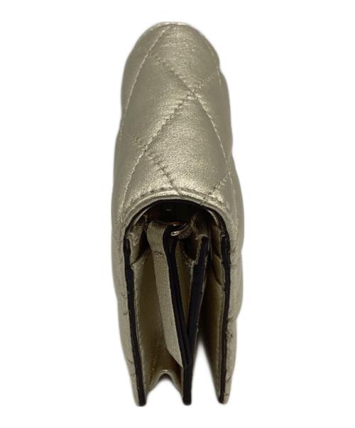 JIMMY CHOO（ジミーチュウ）JIMMY CHOO (ジミーチュウ) FARONE　キルティングメタリック2つ折り財布 ゴールドの古着・服飾アイテム