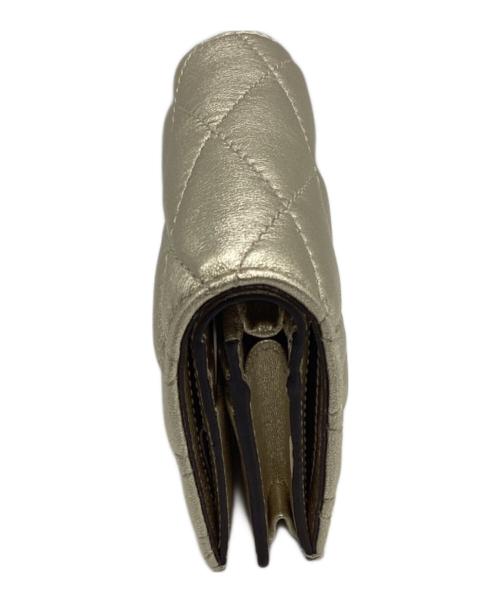 JIMMY CHOO（ジミーチュウ）JIMMY CHOO (ジミーチュウ) FARONE　キルティングメタリック2つ折り財布 ゴールドの古着・服飾アイテム