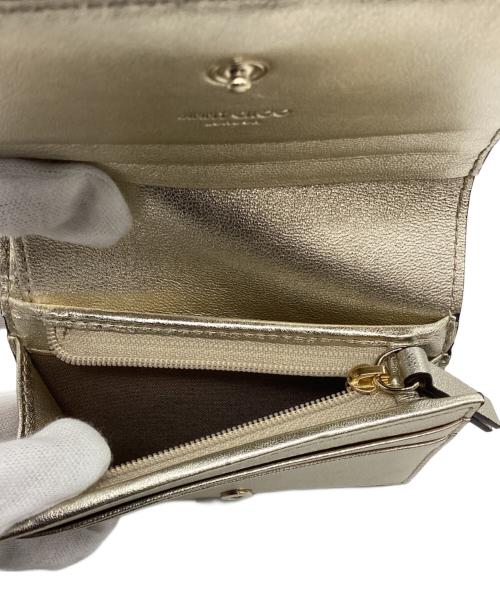 JIMMY CHOO（ジミーチュウ）JIMMY CHOO (ジミーチュウ) FARONE　キルティングメタリック2つ折り財布 ゴールドの古着・服飾アイテム