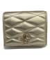 JIMMY CHOO（ジミーチュウ）の古着「FARONE　キルティングメタリック2つ折り財布」｜ゴールド