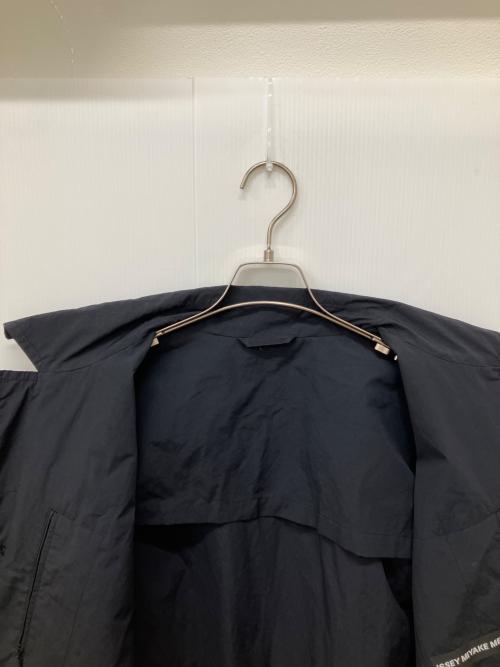 ISSEY MIYAKE MEN（イッセイミヤケメン）ISSEY MIYAKE MEN (イッセイミヤケメン) ナイロン サイドステッチデザインコート ネイビー サイズ:2の古着・服飾アイテム
