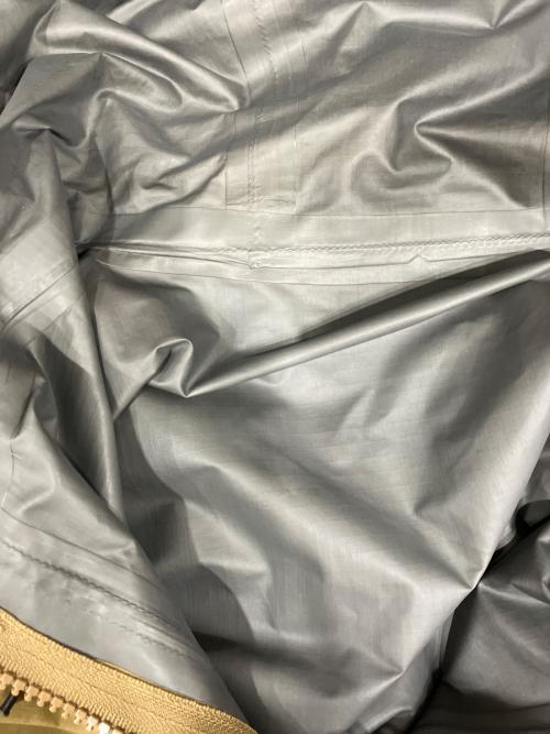 BEYOND（ビヨンド）BEYOND (ビヨンド) PCU Level6 Jacket/レベル6 ハードシェルジャケット ブラウン サイズ:Sの古着・服飾アイテム