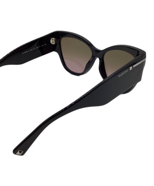 VALENTINO（ヴァレンティノ）VALENTINO (ヴァレンティノ) キャットアイサングラス ブラック サイズ:SIZE 55□17 140の古着・服飾アイテム