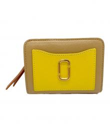 MARC JACOBS（マークジェイコブズ）の古着「ザ ユーティリティ スナップショット コンパクト ウォレット ミニ」｜イエロー