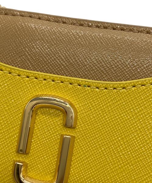 MARC JACOBS（マークジェイコブズ）MARC JACOBS (マークジェイコブズ) ザ ユーティリティ スナップショット コンパクト ウォレット ミニ イエローの古着・服飾アイテム