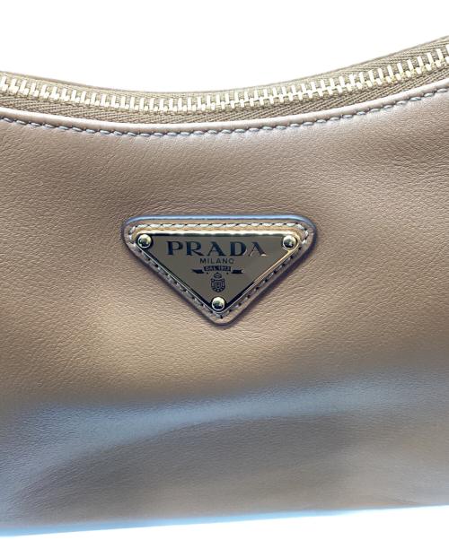 PRADA（プラダ）PRADA (プラダ) エメミディアムレザーショルダーバッグ ブラウンの古着・服飾アイテム