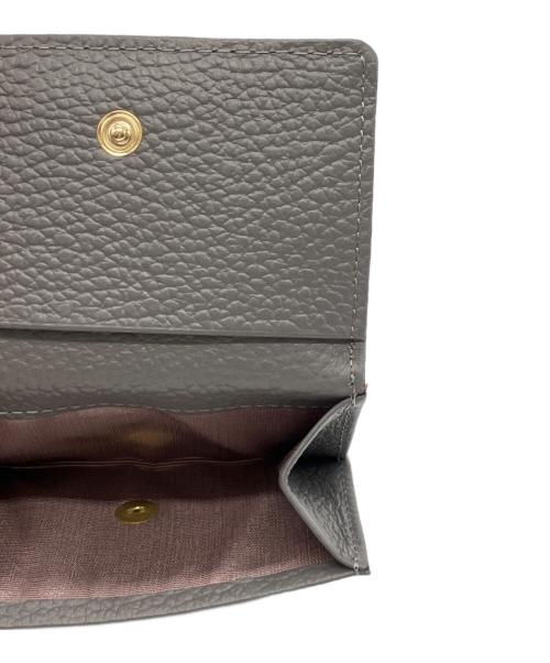 russet（ラシット）russet (ラシット) モノグラムプレート3つ折り財布 グレー 未使用品の古着・服飾アイテム
