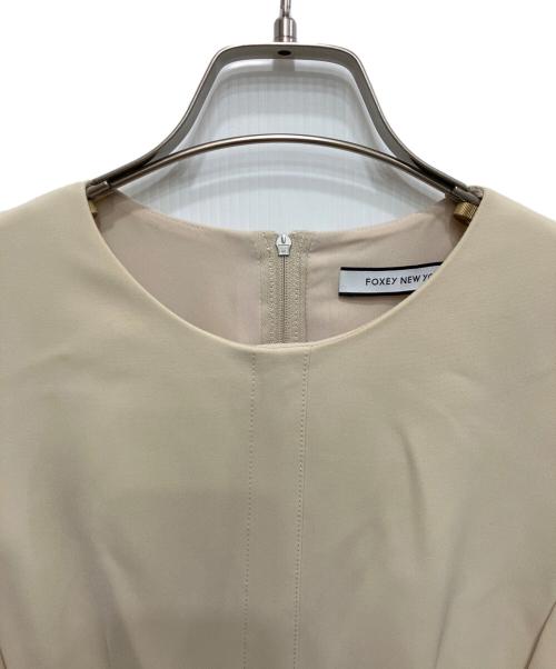 FOXEY NEWYORK（フォクシーニューヨーク）FOXEY NEWYORK (フォクシーニューヨーク) ノースリーブワンピース ベージュ サイズ:38の古着・服飾アイテム
