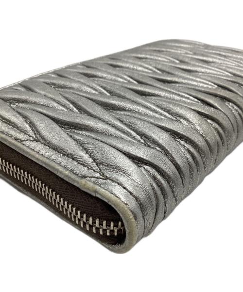 MIU MIU（ミュウミュウ）MIU MIU (ミュウミュウ) マテラッセラウンドジップウォレット シルバーの古着・服飾アイテム