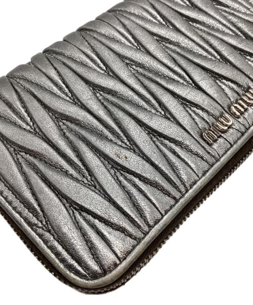 MIU MIU（ミュウミュウ）MIU MIU (ミュウミュウ) マテラッセラウンドジップウォレット シルバーの古着・服飾アイテム