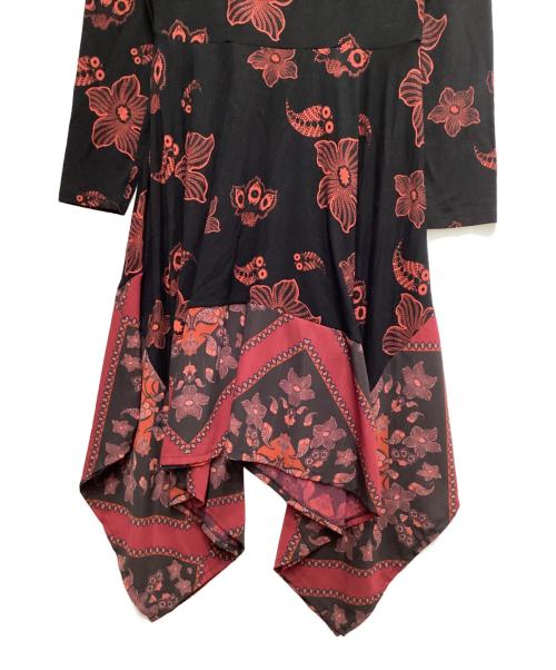 Desigual（デシグアル）Desigual (デシグアル) 総柄ワンピース レッド サイズ:M 未使用品の古着・服飾アイテム