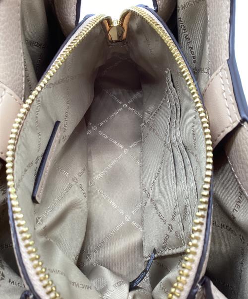 MICHAEL KORS（マイケル・コース）MICHAEL KORS (マイケル・コース) ARLO センタージップ トリプルクロスボディ ベージュの古着・服飾アイテム