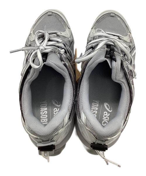 asics（アシックス）asics (アシックス) YOASOBI (ヨアソビ) GEL-KINETIC FLUENT Y グレー サイズ:26.5 未使用品の古着・服飾アイテム