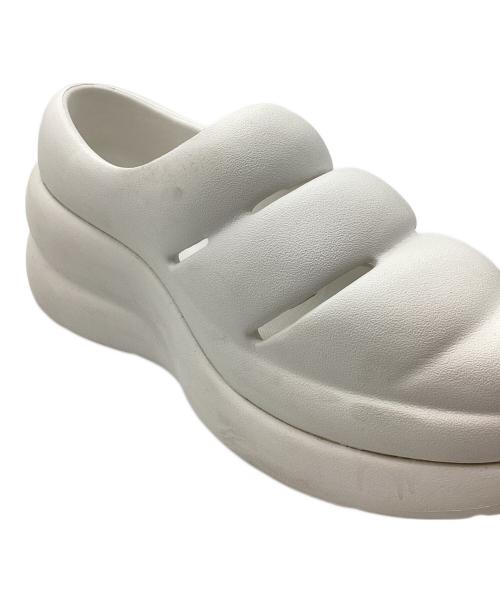 UGG（アグ）UGG (アグ) スリッポン ホワイト サイズ:W7の古着・服飾アイテム