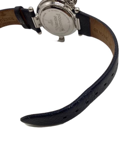 Vivienne Westwood（ヴィヴィアンウエストウッド）Vivienne Westwood (ヴィヴィアンウエストウッド) オーブチャーム付腕時計 ブラックの古着・服飾アイテム